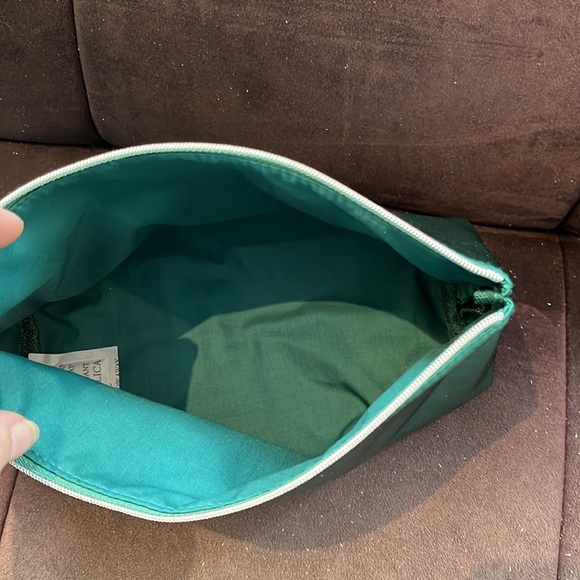 NWOT🆕 La Mèr satin green bag with zipper - Picture 4 of 5